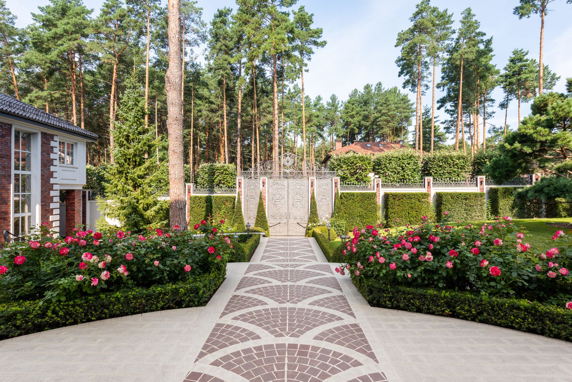 Gepflegter, angelegter Garten mit Rasen, Beeten und Wegen in Pulheim